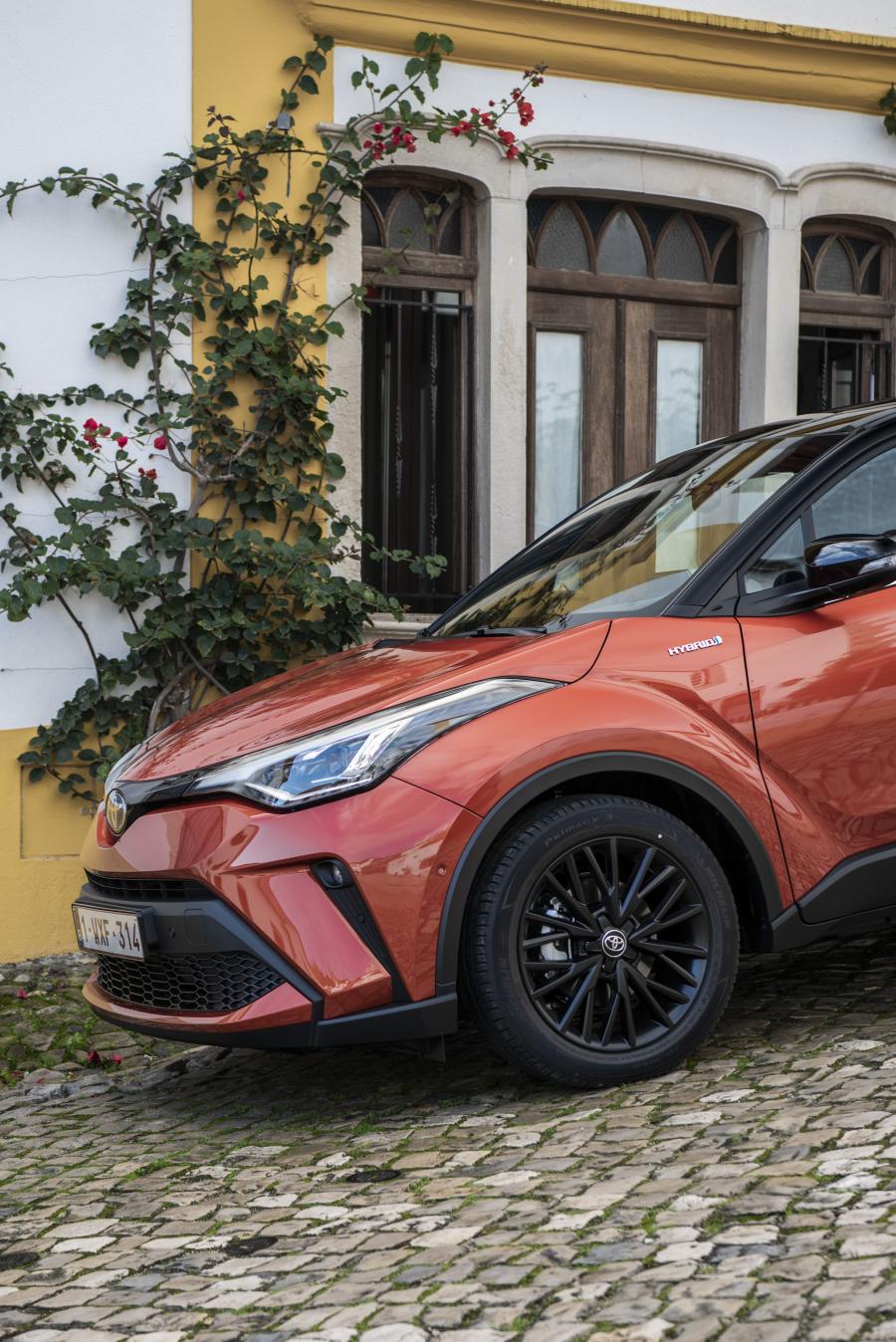 Детали экстерьера Toyota C-HR Hybrid 2019 года  (WW) (фото 34 из 174)